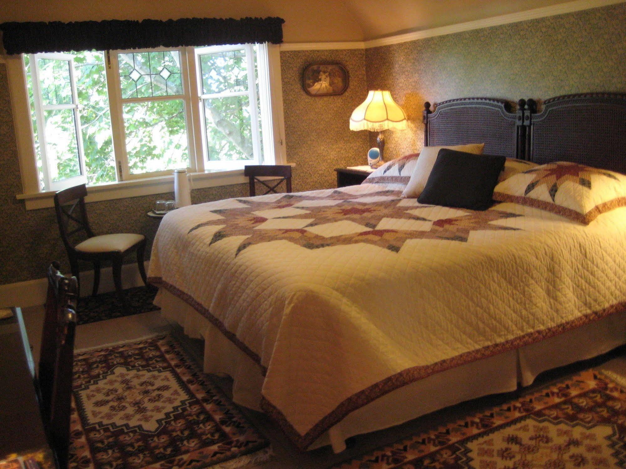 Point Grey Guest House Ванкувер Экстерьер фото
